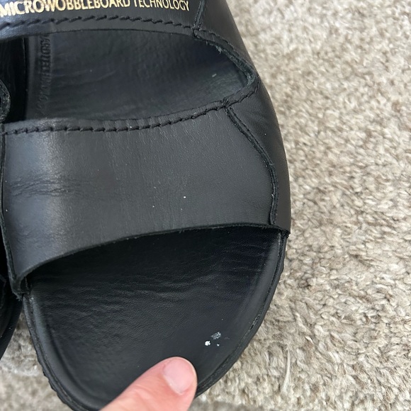 FitFlop Black leather sandals. Microwobbleboard Technology. Size 7. Gold details - Picture 8 of 12